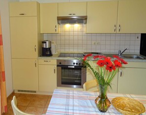 Kühlschrank, Ofen, Geschirrspüler, Wasserkocher mit Kaffee-/Teezubehör