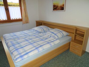 2 Schlafzimmer, Reisekinderbett, Bettwäsche