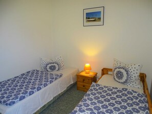 2 dormitorios, cuna de viaje, ropa de cama