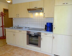 Fridge, oven, dishwasher, coffee/tea maker