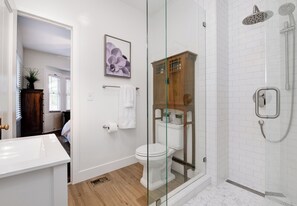 Combined shower/bathtub, hair dryer, towels, soap