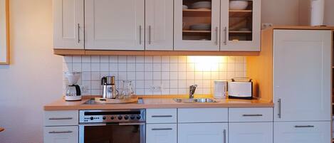 Jääkaappi, uuni, astianpesukone, kahvin-/teenkeitin