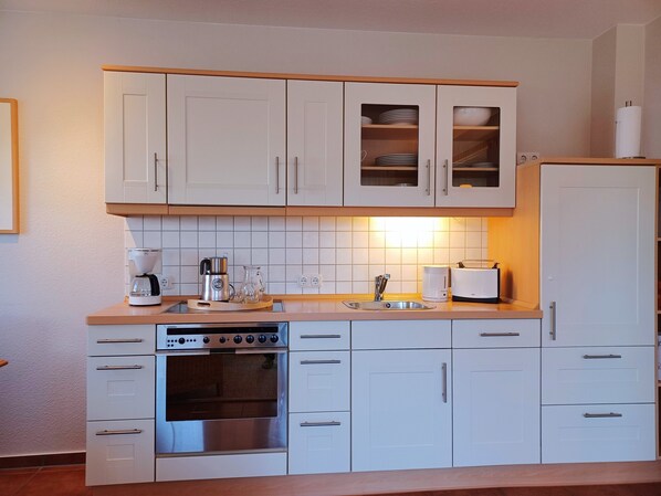 Køleskab, ovn, opvaskemaskine, kaffe-/temaskine