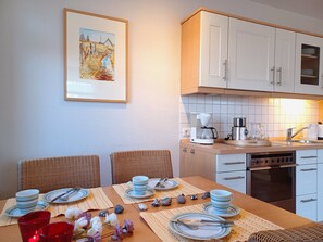 Køleskab, ovn, opvaskemaskine, kaffe-/temaskine