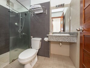 Habitación cuádruple Deluxe | Baño | Regadera, amenidades de baño gratuitas, batas, pantuflas