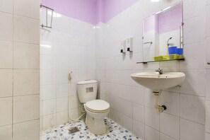 Bathroom - OYO 885 Ngoc Thinh Hotel (Ho Chi Minh City)