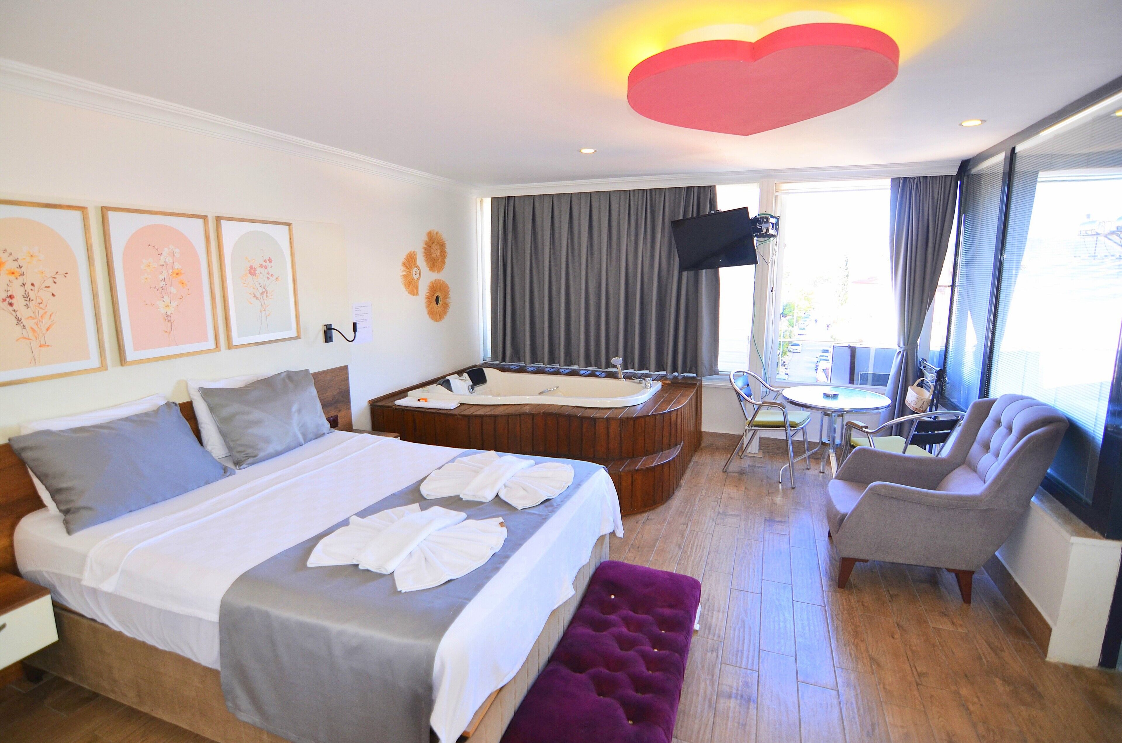 Suite estudio romántica, 1 habitación, bañera de hidromasaje, vistas al mar | Ropa de cama de alta calidad, colchones Select Comfort, escritorio