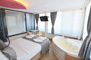 Romantic Double Room, 1 Bedroom, Jetted Tub, Sea View | Premium bedding, Select Comfort beds, desk, laptop workspace - Mykonut Apart Hotel (Fethiye)