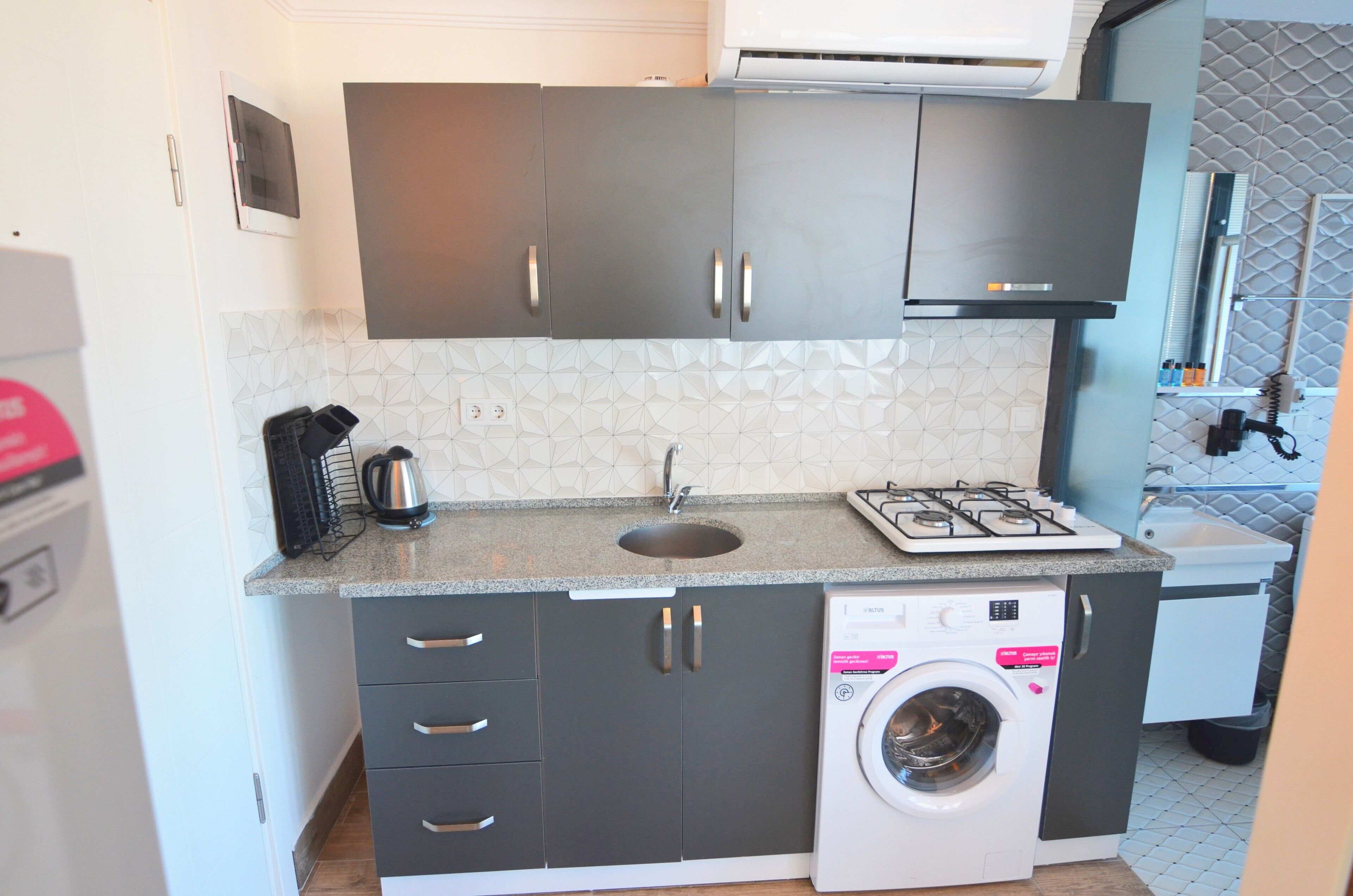 romantic double room, 1 bedroom, jetted tub, sea view | private kitchen | fridge, stovetop, electric kettle, rice cooker