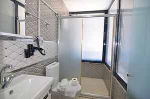Habitación romántica doble, 1 habitación, bañera de hidromasaje, vistas al mar | Baño | Ducha, artículos de higiene personal gratuitos y secador de pelo