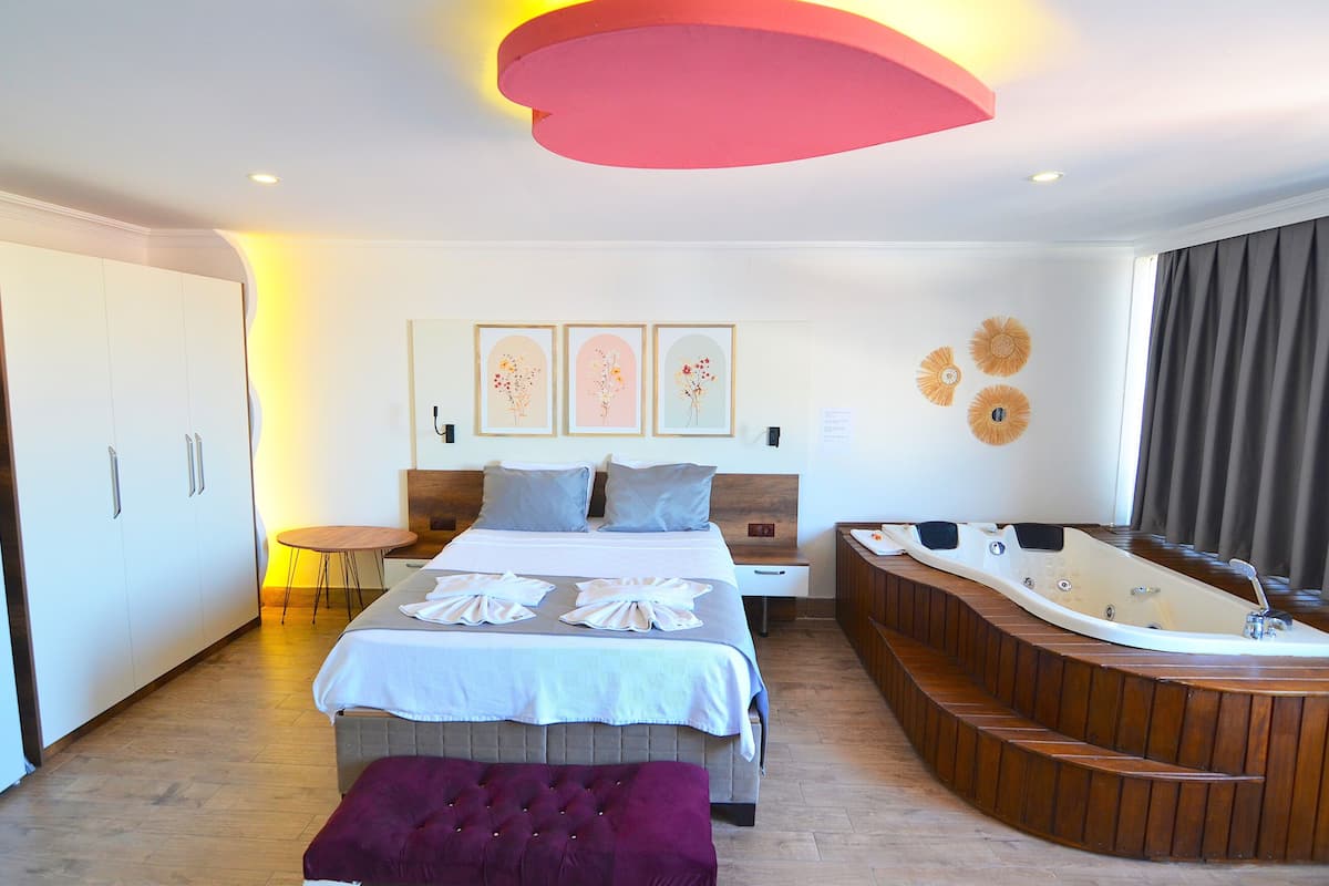 Romantic Studio Suite, 1 Bedroom, Jetted Tub, Sea View | 1 bilik tidur, peralatan tempat tidur premium, katil Select Comfort
