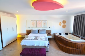 Romantic Studio Suite, 1 Bedroom, Jetted Tub, Sea View | Premium bedding, Select Comfort beds, desk, laptop workspace - Mykonut Apart Hotel (Fethiye)