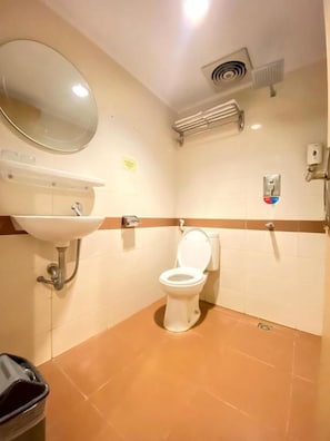 Shower, free toiletries, slippers, towels - The Amrani Syariah Hotel (Surakarta)