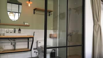 Deluxe Double Room | Bathroom | Free toiletries, hair dryer, slippers, towels