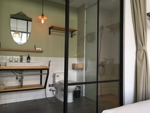 Deluxe Double Room | Bathroom | Free toiletries, hair dryer, slippers, towels - Laile Hostel (Tainan)
