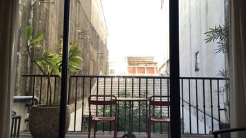 Deluxe Double Room | Desk