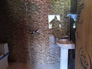 Dusche, kostenlose Toilettenartikel, Handtücher