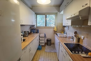 Jääkaappi, astianpesukone, keittoastiat/astiat/ruokailuvälineet
