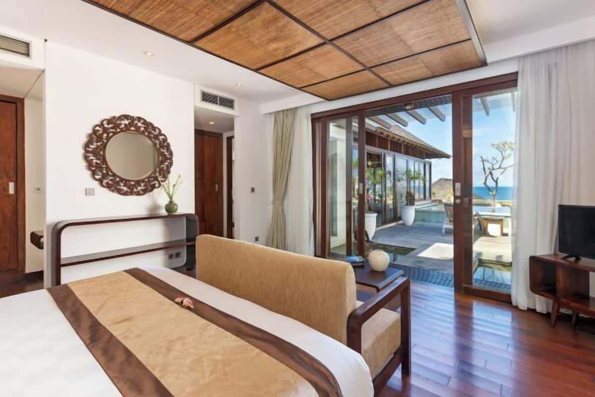 2 kamar tidur, brankas, meja kerja, dan ruang kerja ramah laptop