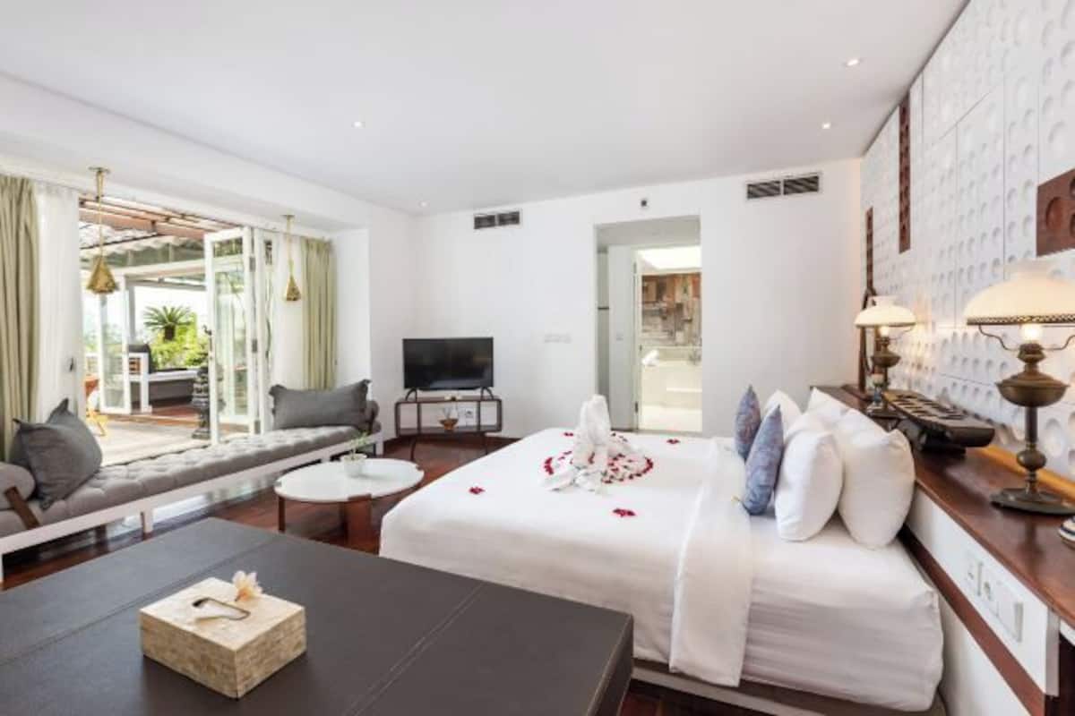 2 kamar tidur, brankas, meja kerja, dan ruang kerja ramah laptop