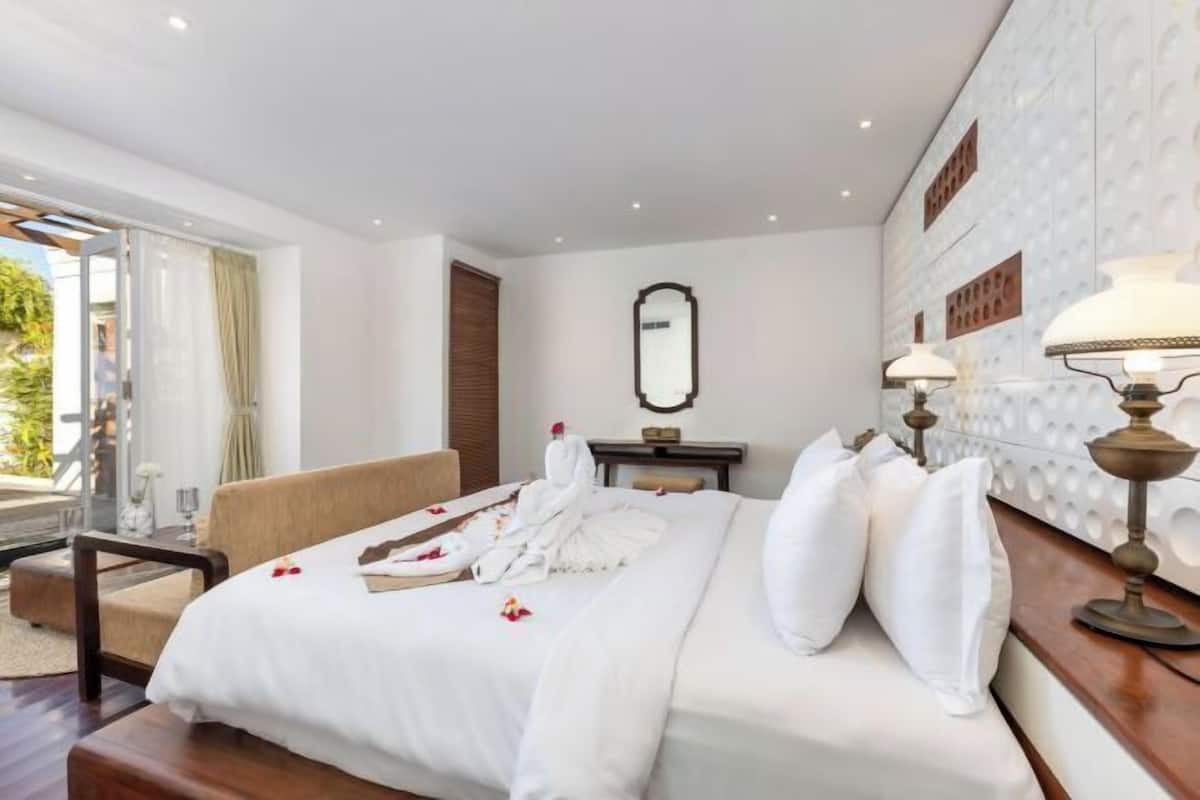 2 kamar tidur, brankas, meja kerja, dan ruang kerja ramah laptop