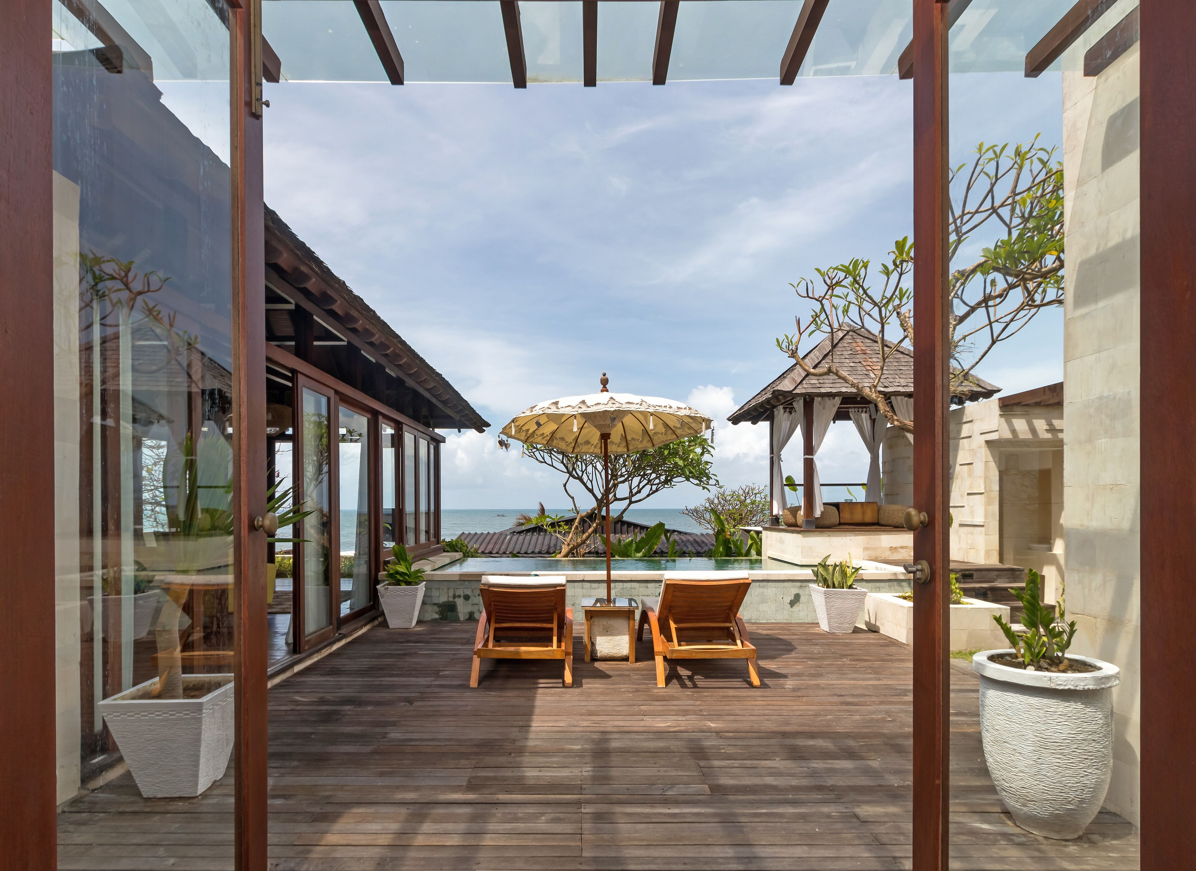 خزنة داخل الغرفة ومكتب ومساحة عمل للكمبيوتر المحمول وستائر تعتيم