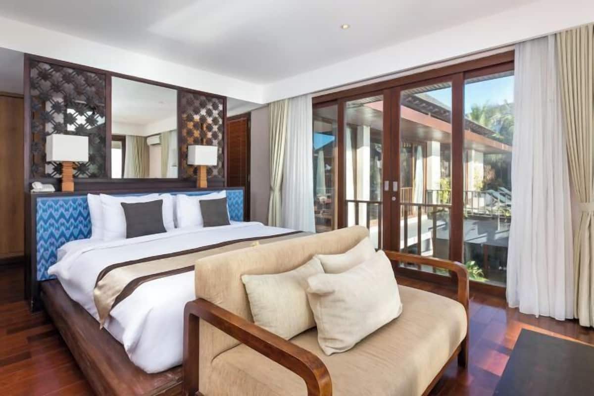 2 kamar tidur, brankas, meja kerja, dan ruang kerja ramah laptop