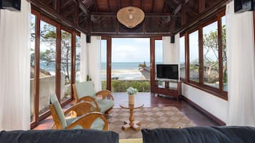 Peti besi dalam bilik, meja, ruang kerja komputer riba