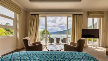 Suite superior, varias camas, tina, vista al lago | 1 habitación, sábanas de algodón egipcio y ropa de cama de alta calidad