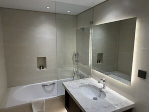 Habitación doble superior | Baño | Artículos de higiene personal gratuitos, secador de pelo y zapatillas