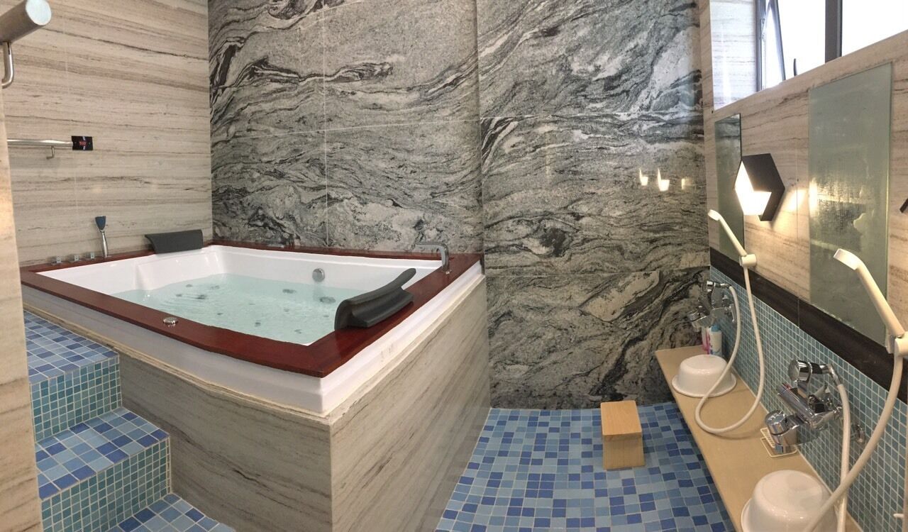 Indoor spa tub