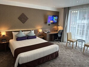 Habitación doble ejecutiva | Minibar, caja de seguridad en la habitación y escritorio