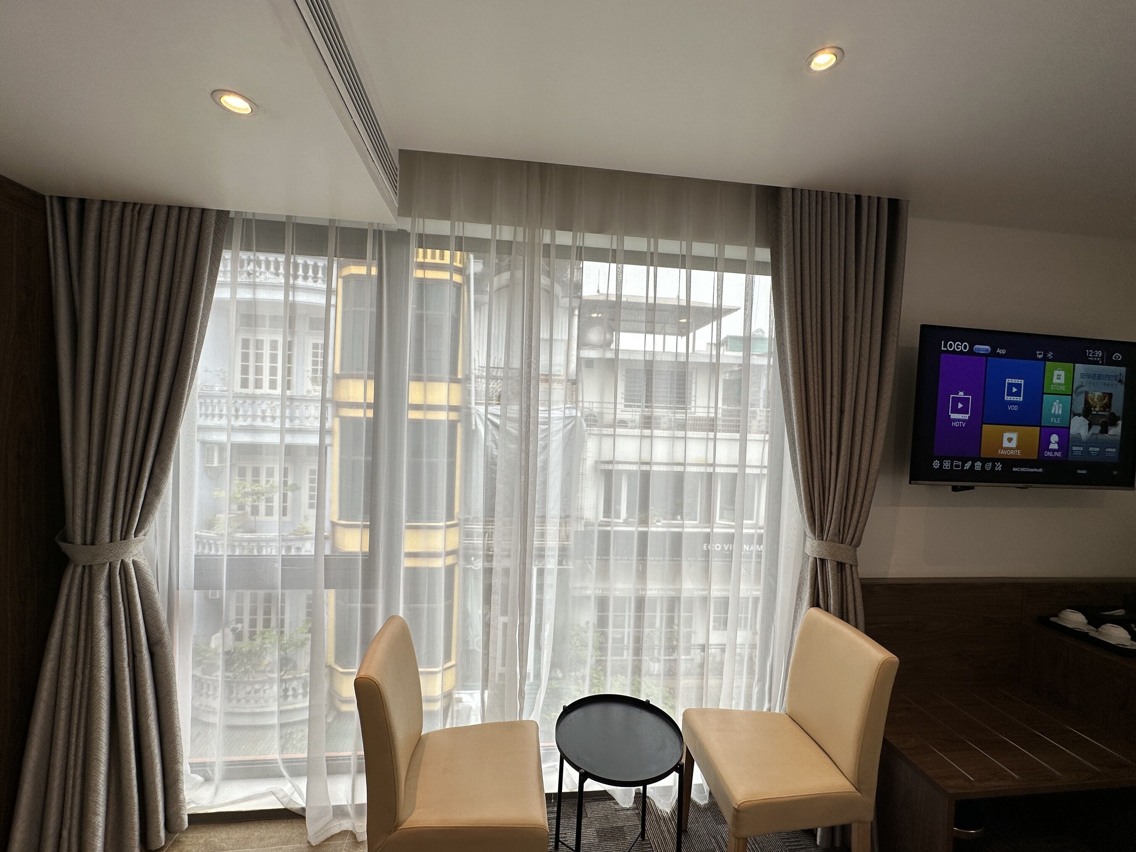 Deluxe Twin Room | Bar mini, peti besi dalam bilik, meja, ruang kerja komputer riba 