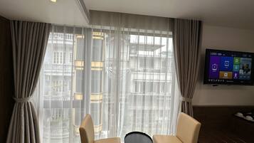 Deluxe Twin Room | Bar mini, peti besi dalam bilik, meja, ruang kerja komputer riba