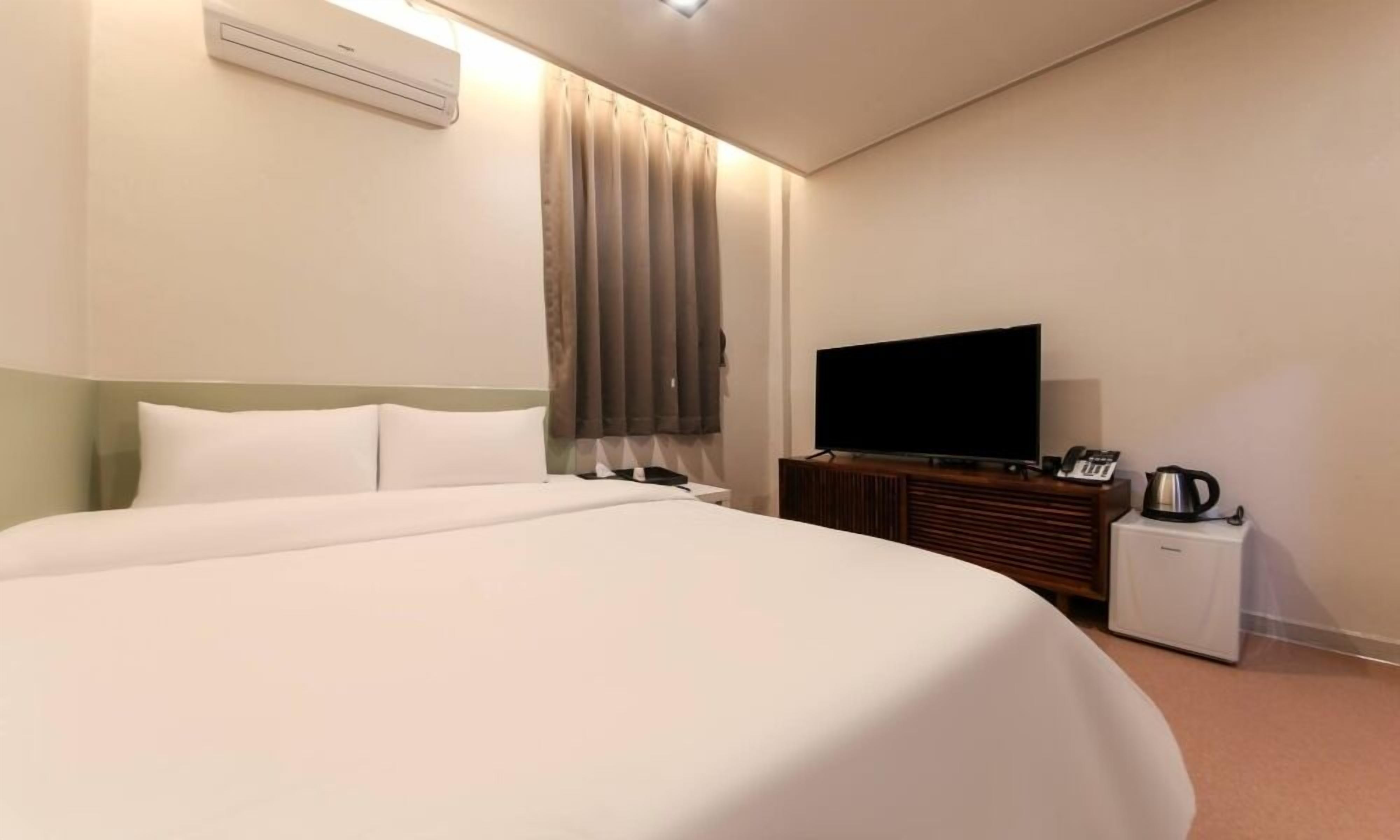 standard double room | individually decorated, individually furnished, blackout curtains