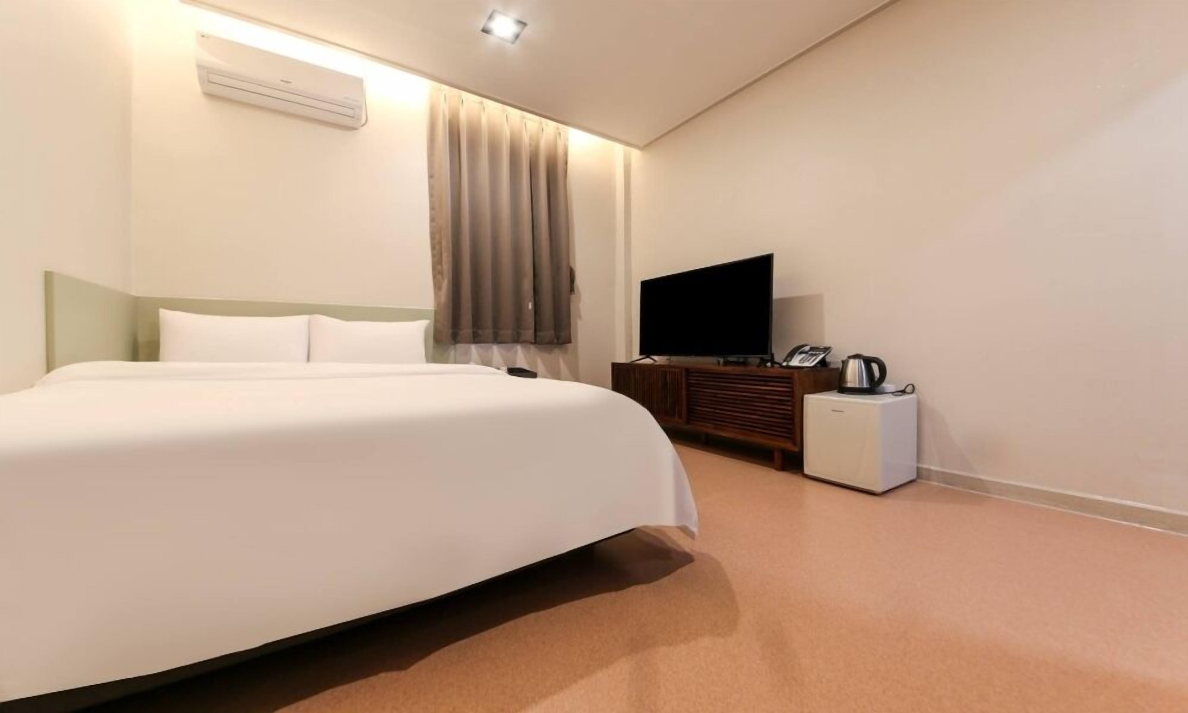 standard double room | individually decorated, individually furnished, blackout curtains