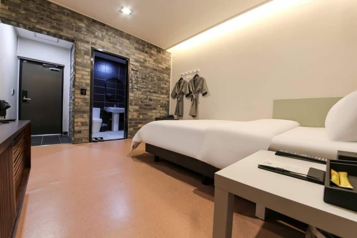 standard double room | individually decorated, individually furnished, blackout curtains