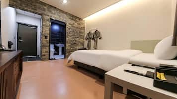 Habitaciรณn doble estรกndar | Decoraciรณn personalizada, muebles diferentes y cortinas blackout