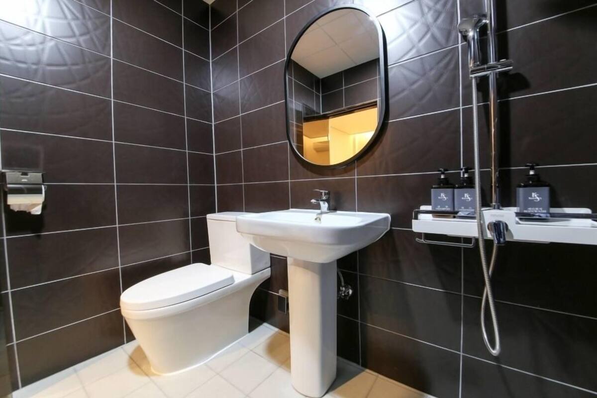 standard double room | bathroom | shower, free toiletries, hair dryer, slippers