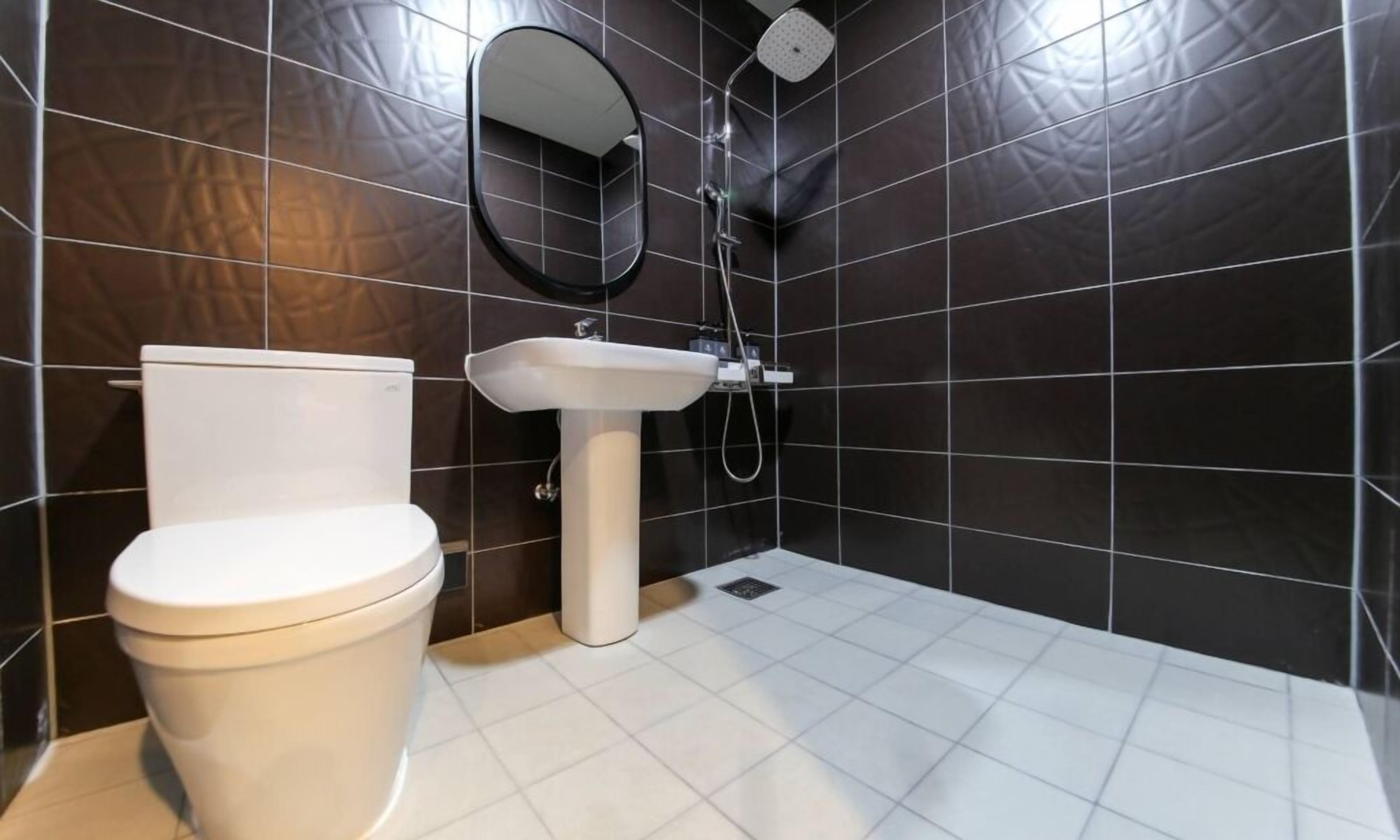 standard double room | bathroom | shower, free toiletries, hair dryer, slippers