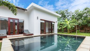 A modern house with a swimming pool, large windows, and a garden. - Nita By Vo Private Pool (Siem Reap)