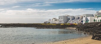 Charming Apartment Directly On Seaside Close to Caletón Blanco with Wi-Fi
