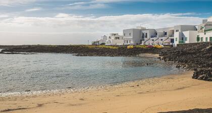 Charming Apartment Directly On Seaside Close to CaletĂłn Blanco with Wi-Fi