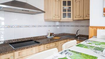 Een koelkast, een magnetron, een oven, een kookplaat