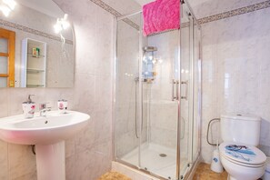 Regadera, secadora de cabello, toallas 