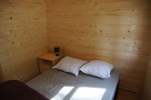 2 Schlafzimmer, individuell dekoriert, individuell eingerichtet