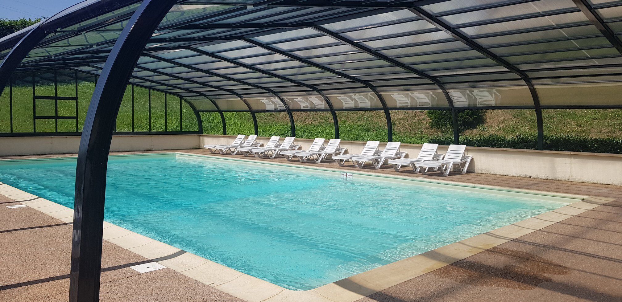 Piscine couverte, parasols de plage, chaises longues