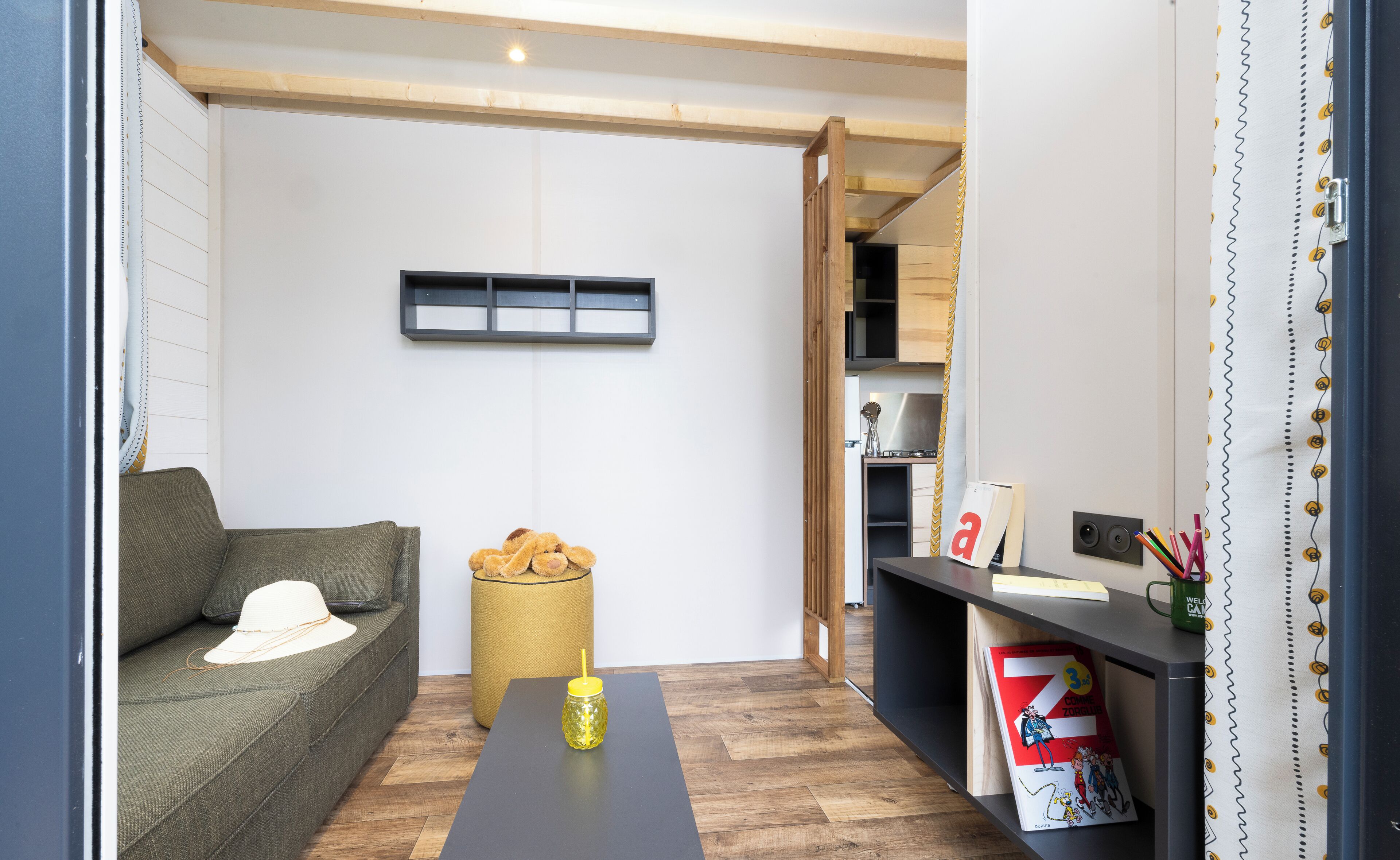 Panoramic-Chalet | Wohnbereich | Tischfußball, Tischtennisplatte, Bücher