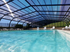 Piscine couverte, parasols de plage, chaises longues