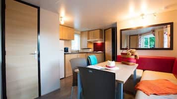 Bola sepak meja, meja ping pong, buku-buku